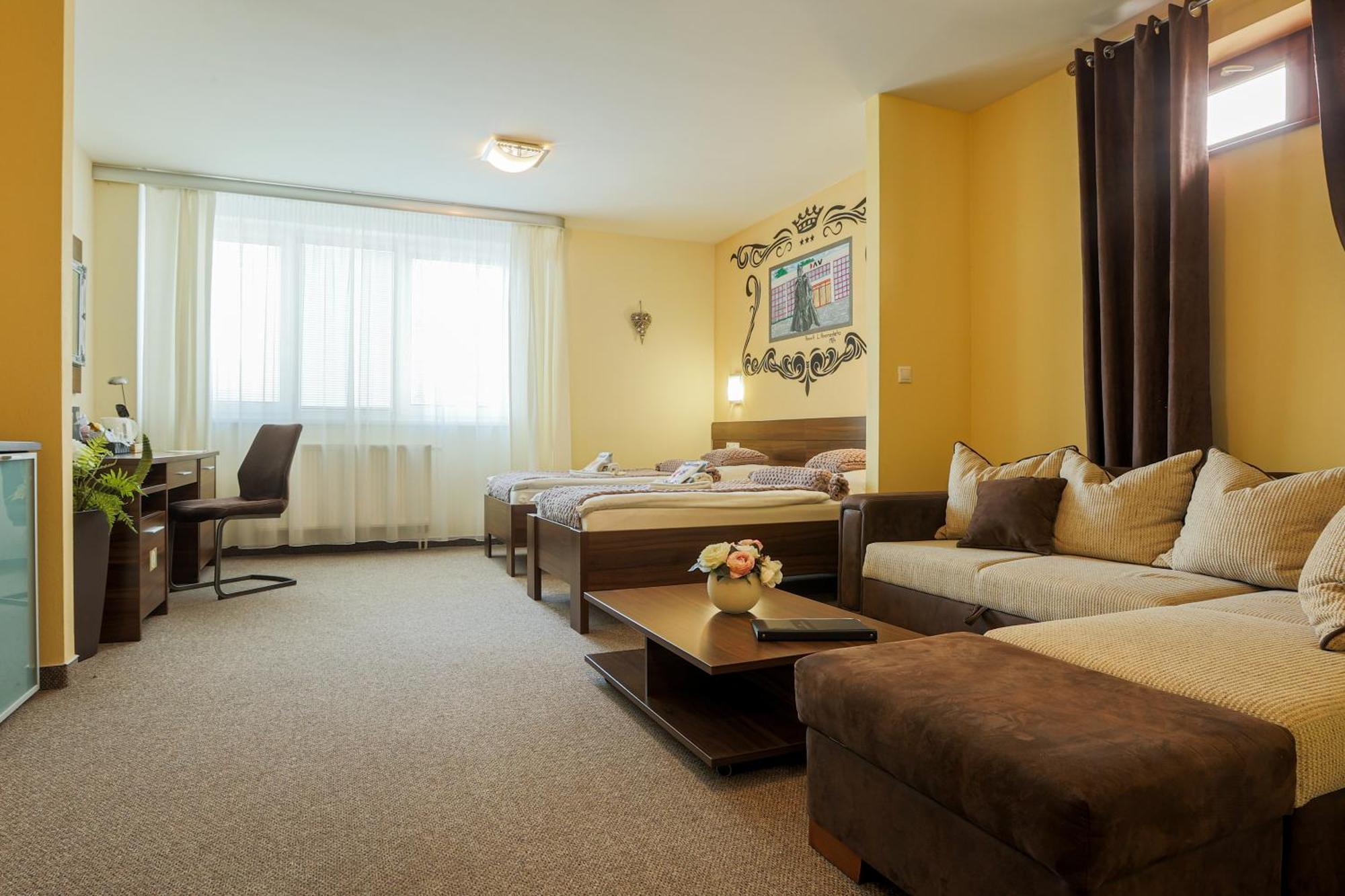 Grand Hotel Senica, Garni Dış mekan fotoğraf