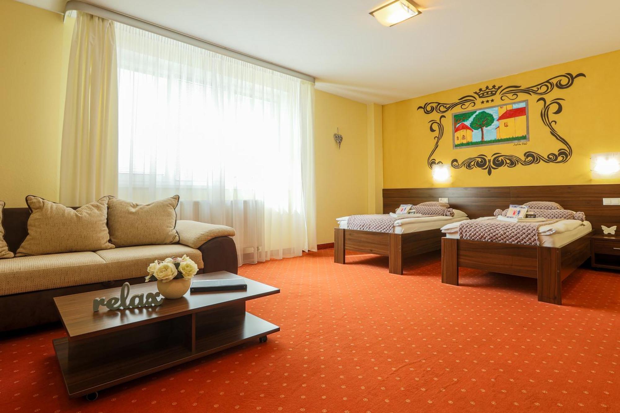 Grand Hotel Senica, Garni Dış mekan fotoğraf