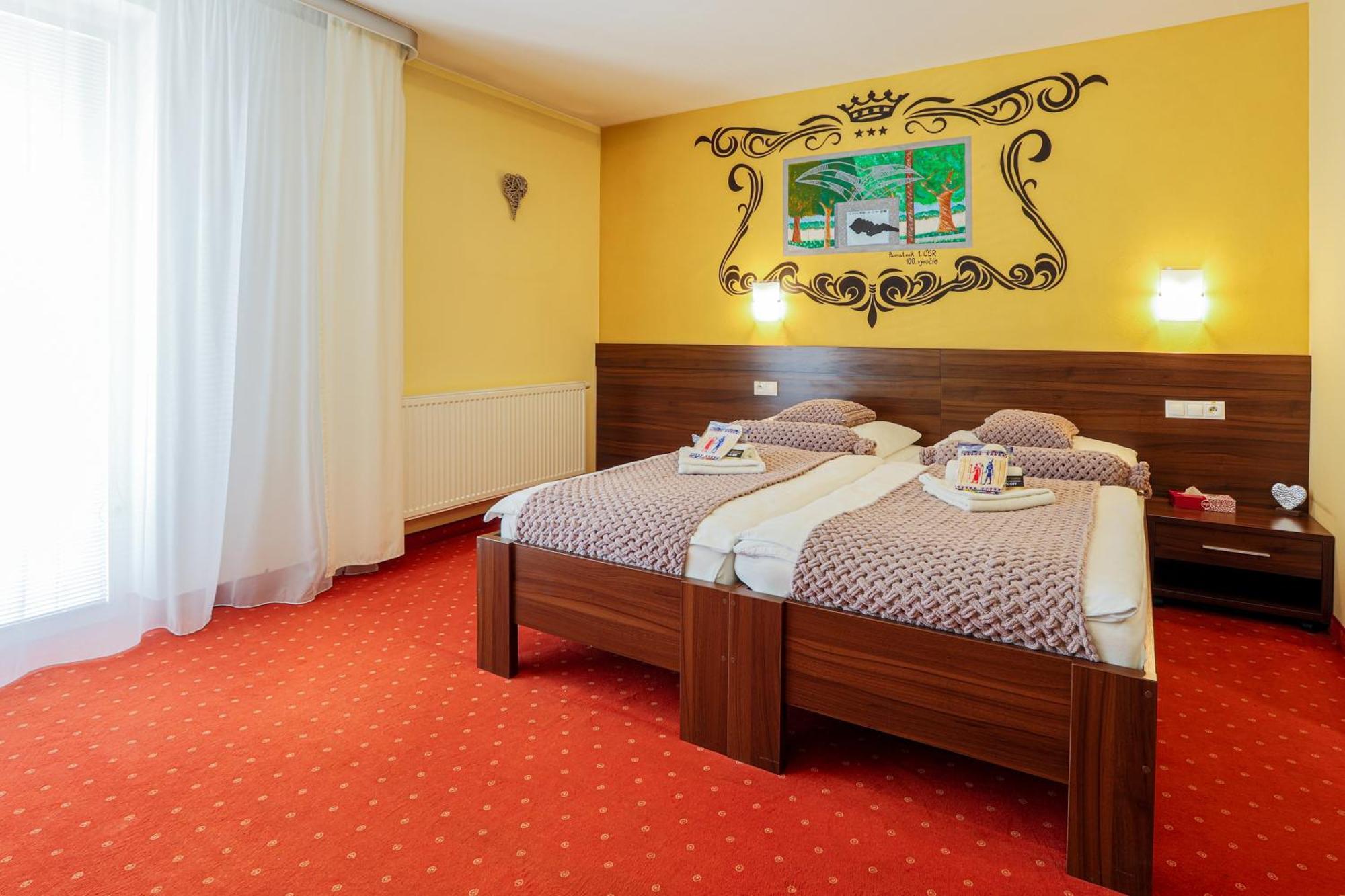 Grand Hotel Senica, Garni Dış mekan fotoğraf