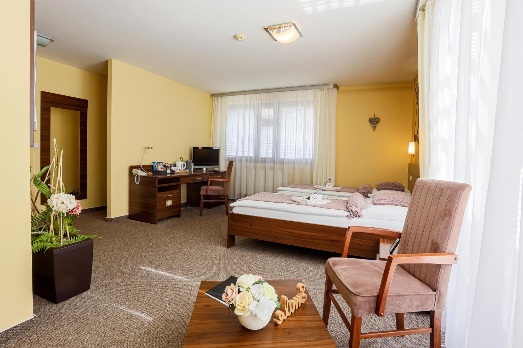 Grand Hotel Senica, Garni Dış mekan fotoğraf